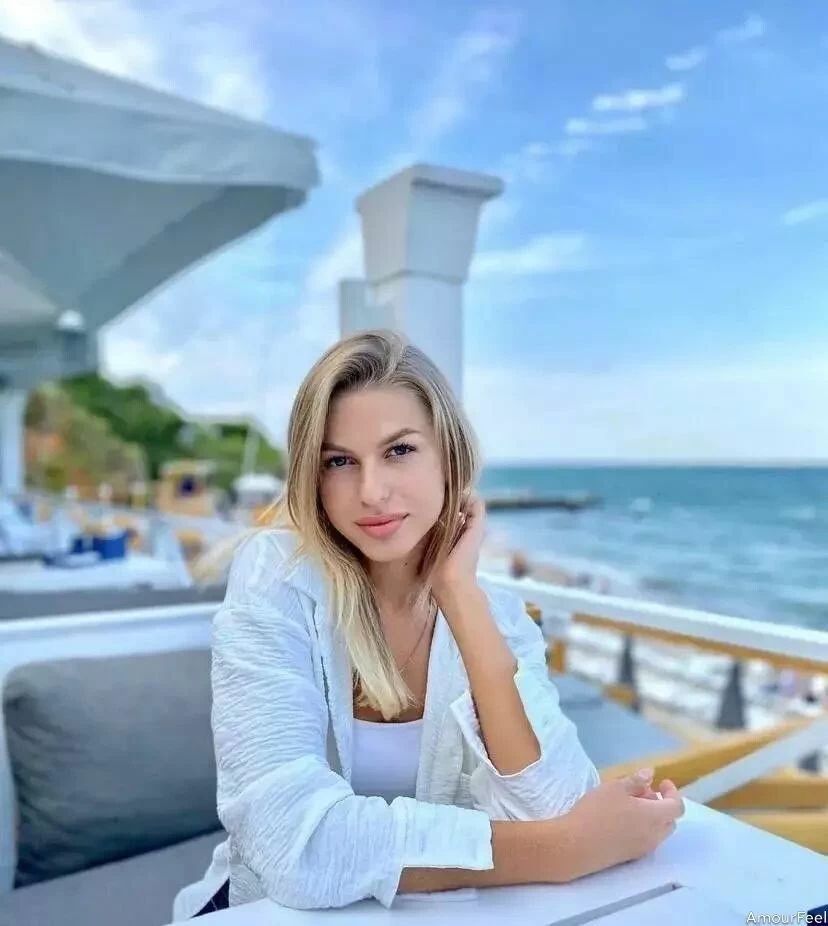 Viktoria, 21